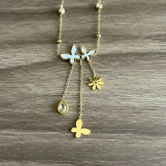 Gold Butterfly Necklace Q456 - Picture 4 of 6